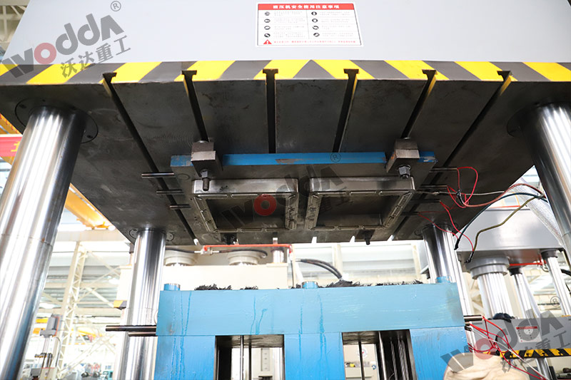 315噸樹(shù)脂井蓋成型液壓機(jī)模具 315噸樹(shù)脂井蓋成型液壓機(jī)模具