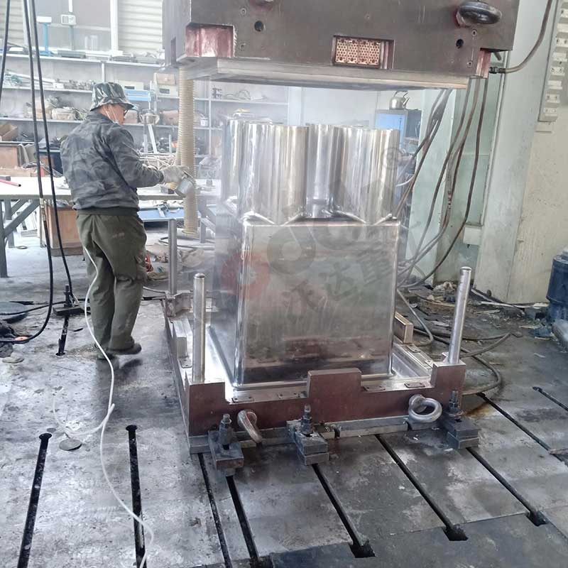 2000噸四柱液壓機(jī)模壓現(xiàn)場(chǎng)