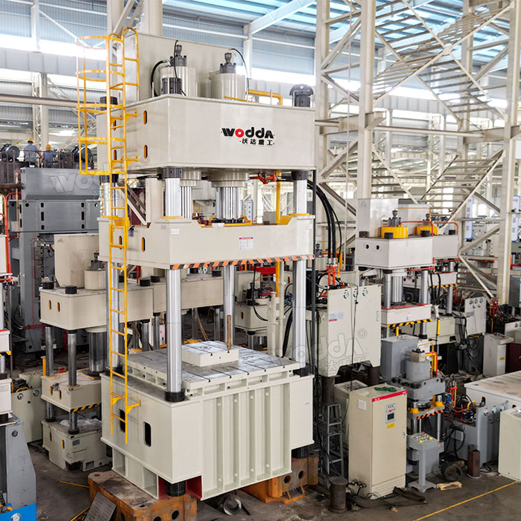 800噸液壓墊拉伸液壓機(jī)車間實(shí)物 800噸液壓墊拉伸液壓機(jī)車間實(shí)物