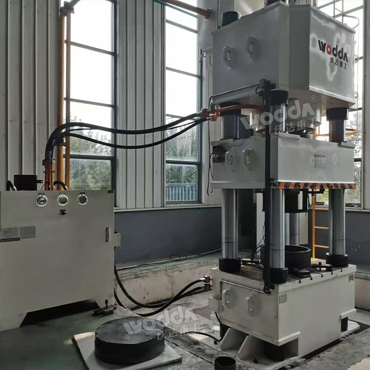 1000噸石墨粉末成型液壓機現(xiàn)場 1000噸石墨粉末成型液壓機現(xiàn)場