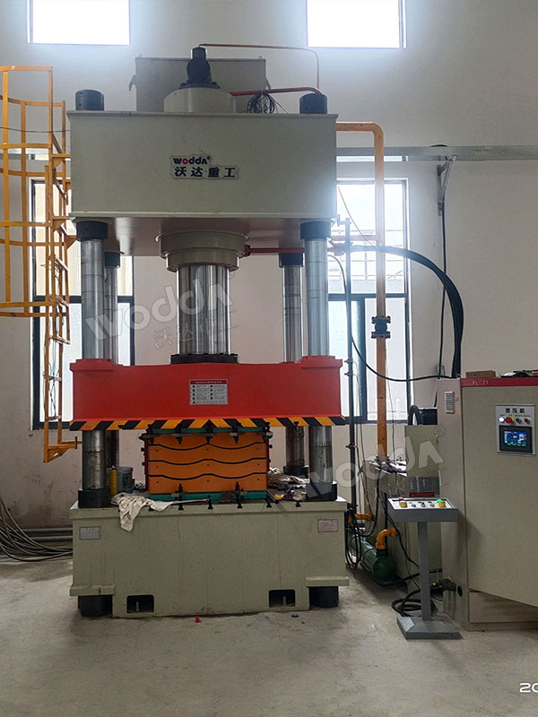 PE防彈插板液壓機現(xiàn)場 PE防彈插板液壓機現(xiàn)場