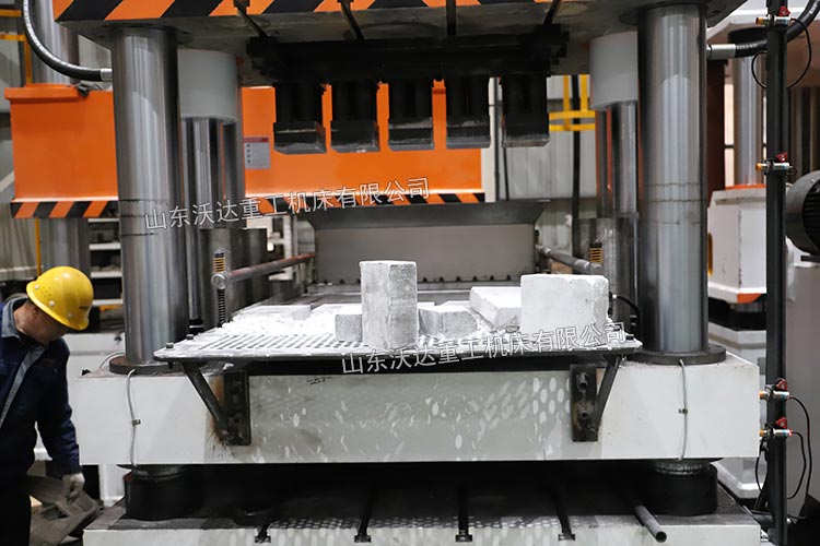 500噸四柱液壓機壓陶瓷粉末.jpg 500噸四柱液壓機壓陶瓷粉末.jpg