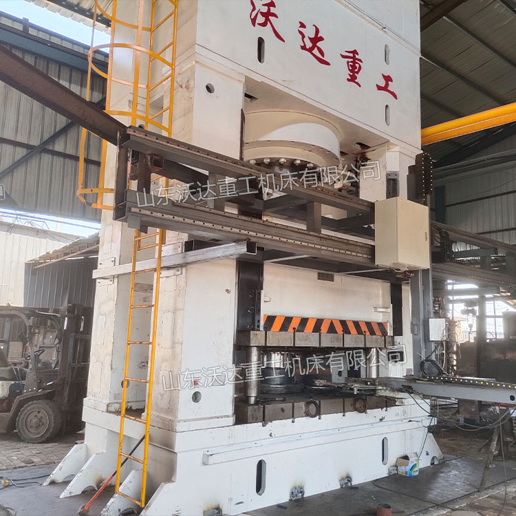 2500噸熱模鍛液壓機(jī)現(xiàn)場(chǎng) 2500噸熱模鍛液壓機(jī)現(xiàn)場(chǎng)